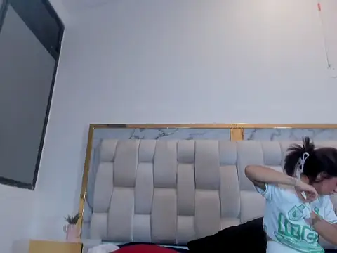 emma_hearths's cam snapshot