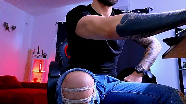 MightyAaron66 live sex cam