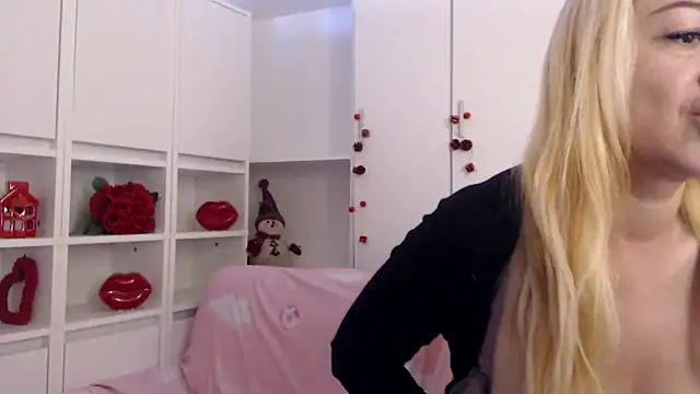 _karolynesyera_'s cam snapshot