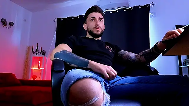 MightyAaron66 live sex cam