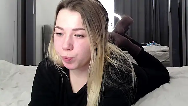 Embersweetbunny's cam snapshot