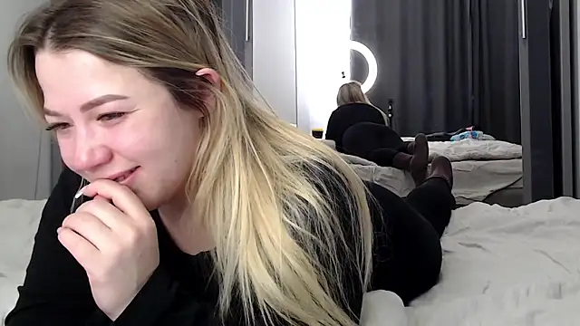 Embersweetbunny's cam snapshot