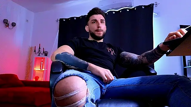 MightyAaron66 live sex cam