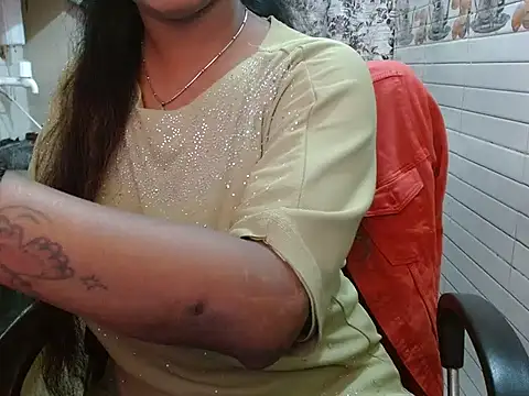 LovingPihu's cam snapshot