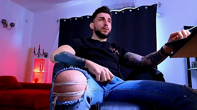 MightyAaron66 live sex cam