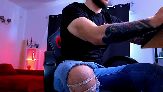 MightyAaron66 live sex cam