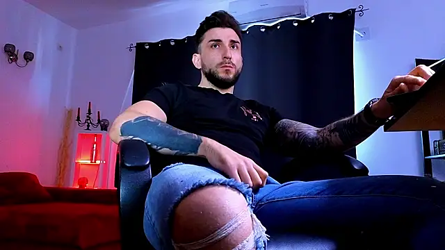 MightyAaron66 live sex cam