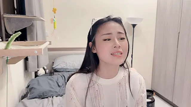 BabyOneDaily's cam snapshot