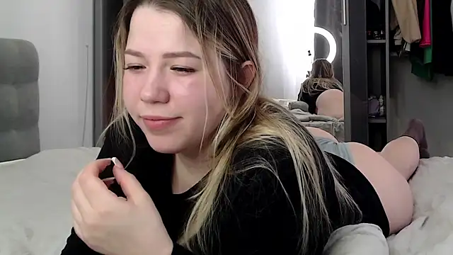 Embersweetbunny's cam snapshot