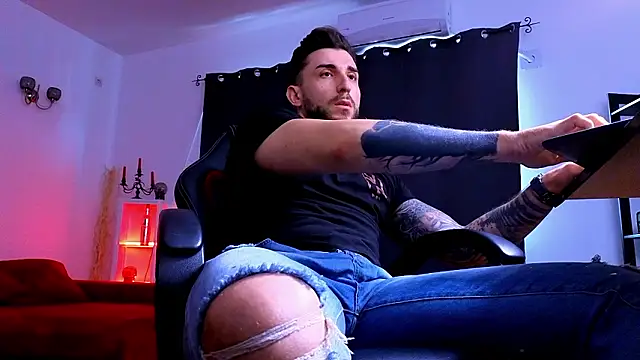 MightyAaron66 live sex cam