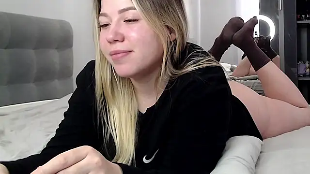 Embersweetbunny's cam snapshot