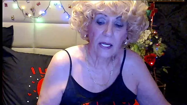 HappyWomanOn's cam snapshot