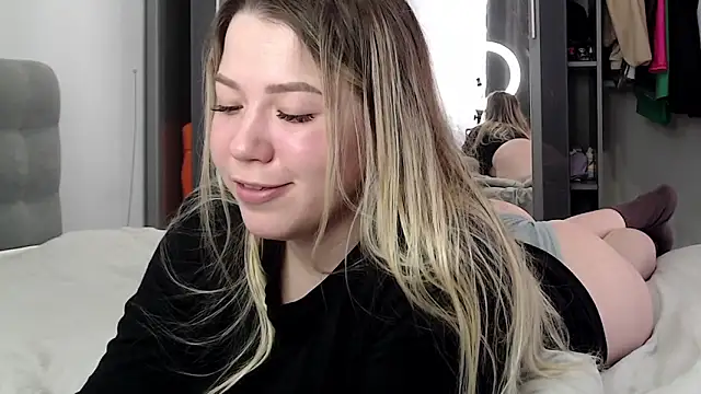 Embersweetbunny's cam snapshot