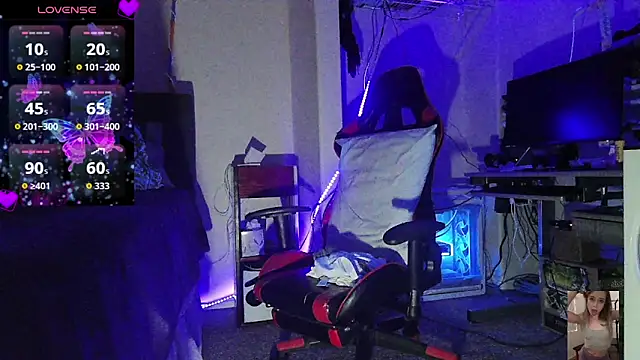 Blondiewithanass live sex cam