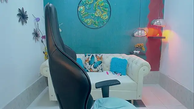 amara_brunette's cam snapshot