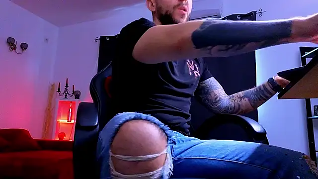 MightyAaron66 live sex cam