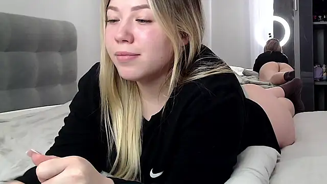 Embersweetbunny's cam snapshot