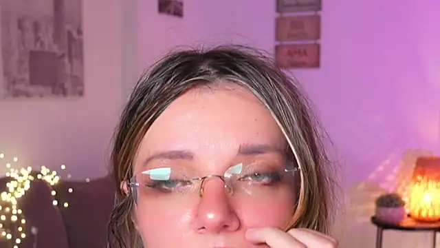 Magnetic_Amy's cam snapshot