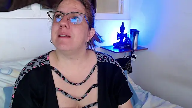 katie_joness_'s cam snapshot