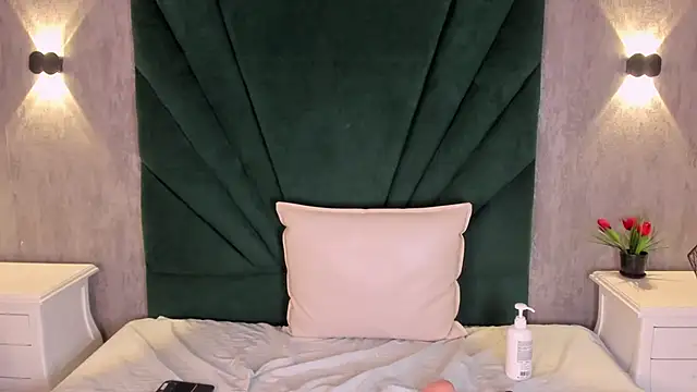 EmiliClarke's cam snapshot