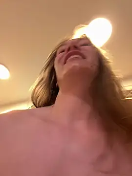 JulieLittleLove's cam snapshot