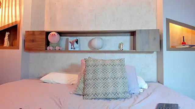 Emilly_Beaumont's cam snapshot