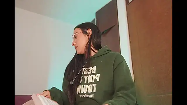 leila_petitee_'s cam snapshot