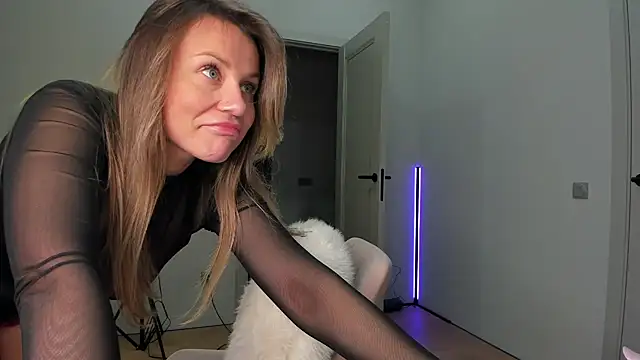 _cometoseeme_'s cam snapshot