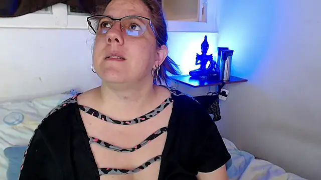 katie_joness_'s cam snapshot