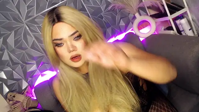 AlwaysHornyMia's cam snapshot