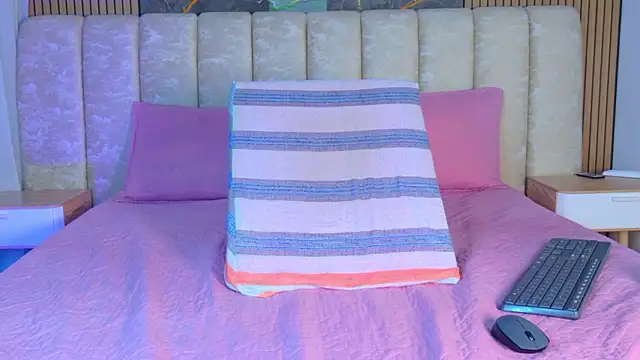 mia_scot's cam snapshot