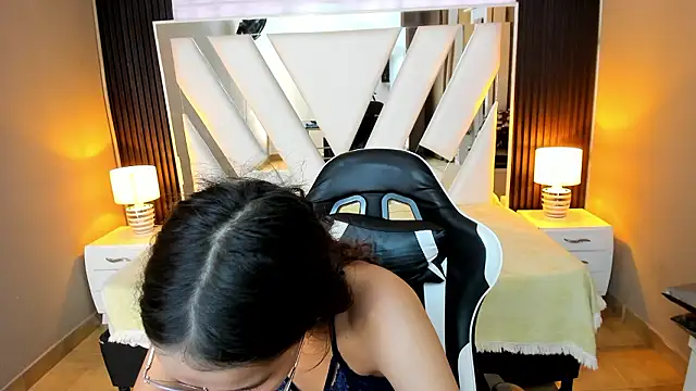 Linda4Petite live sex cam