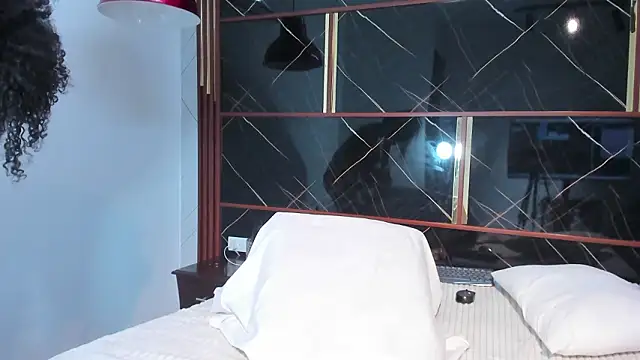 HannyThompson live sex cam