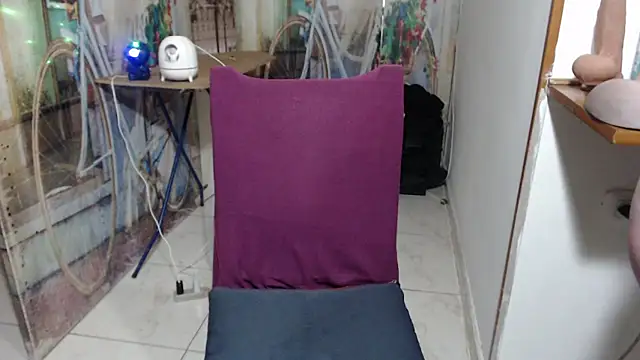 curly_greeneyed live sex cam