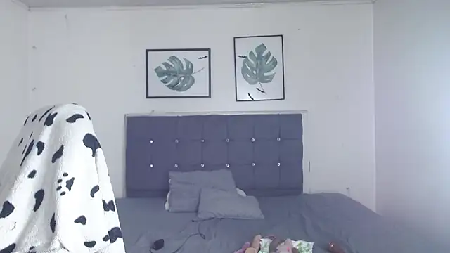 selena_yourmilf's cam snapshot