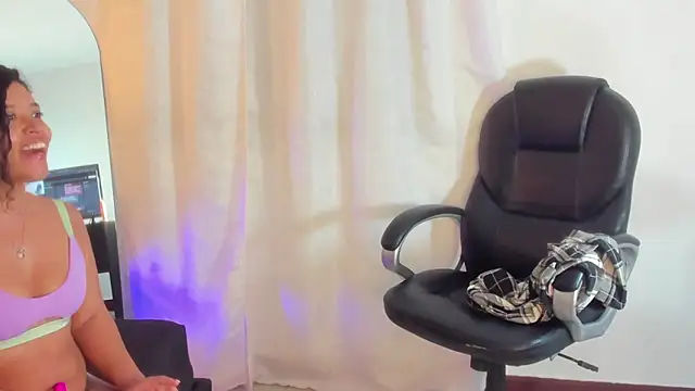 Laura_Miller1's cam snapshot