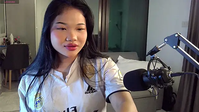 Earny_baby's cam snapshot