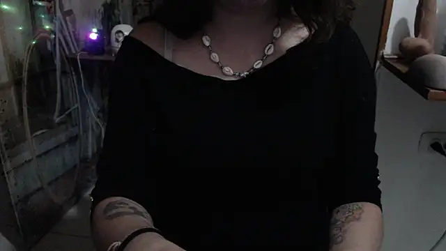 curly_greeneyed's cam snapshot