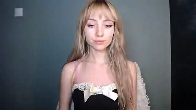 LuciaYoung live sex cam