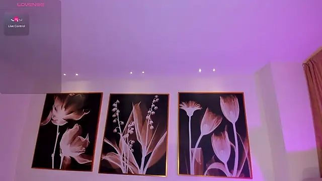 NiaHolland live sex cam