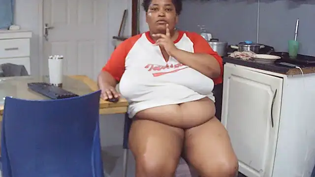 MassiveBoobsxxxx's cam snapshot