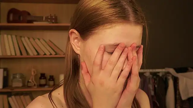 LynHillaire live sex cam