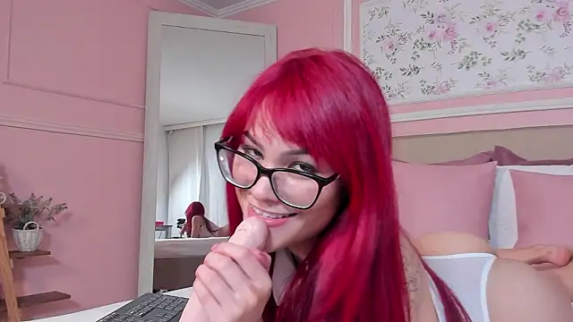 mae_lyra's cam snapshot