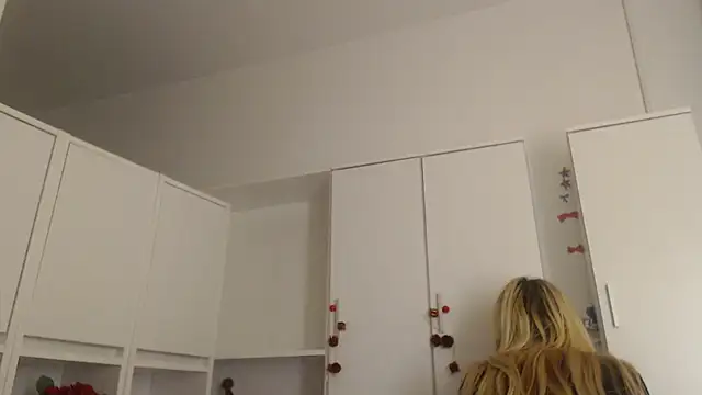 _karolynesyera_'s cam snapshot