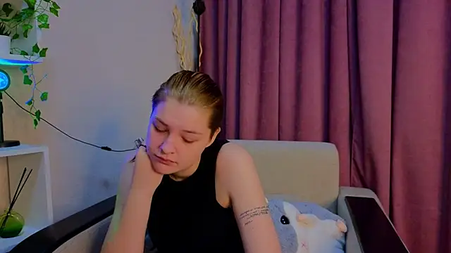 BevHanni's cam snapshot