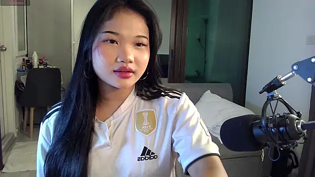 Earny_baby's cam snapshot