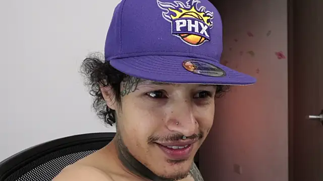 trieone live sex cam