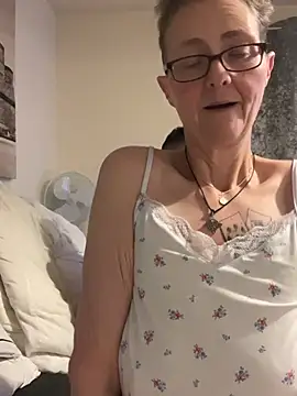 Curvy-Jinx live sex cam