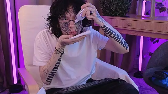 em0_b0y's cam snapshot