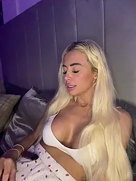 MaisieMae's cam snapshot